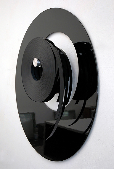 KINO (schwarz), Wand-Installation, MDF, Lack, PVC-Farbb�nder, Aluwelle, 120 x 120 x 25 cm