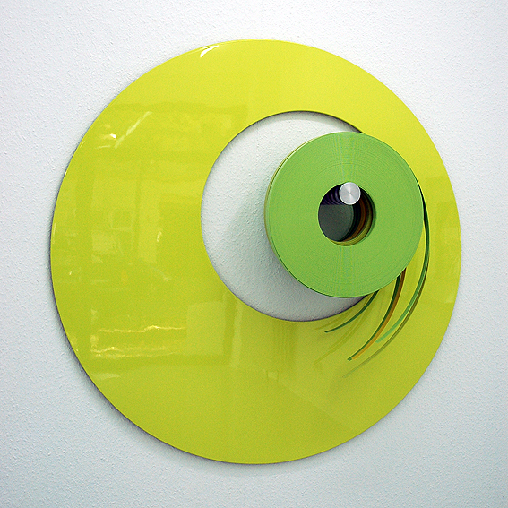 KINO (gr�n), Wand-Installation, MDF, Lack, PVC-Farbb�nder, Aluwelle, 120 x 120 x 25 cm